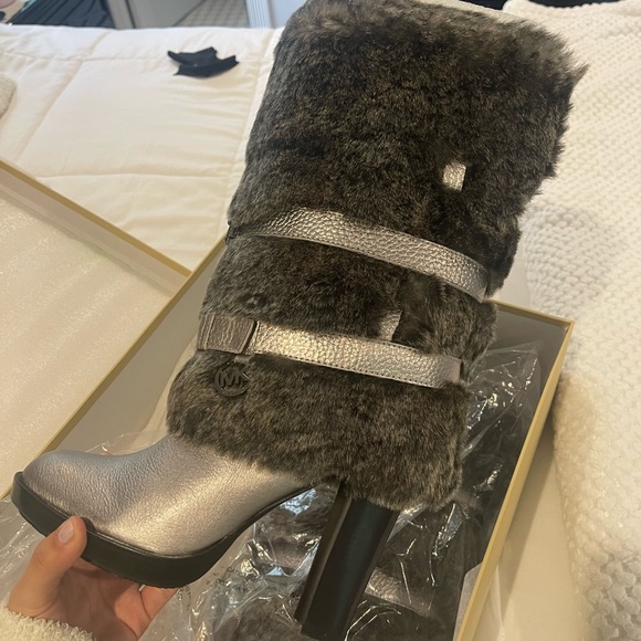 Michael Kors fur boot and scarf set - Picture 3 of 5